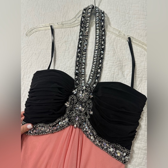 Formal long coral dress 🍑 with jewels detailing . Halter top 👗 - Picture 5 of 8